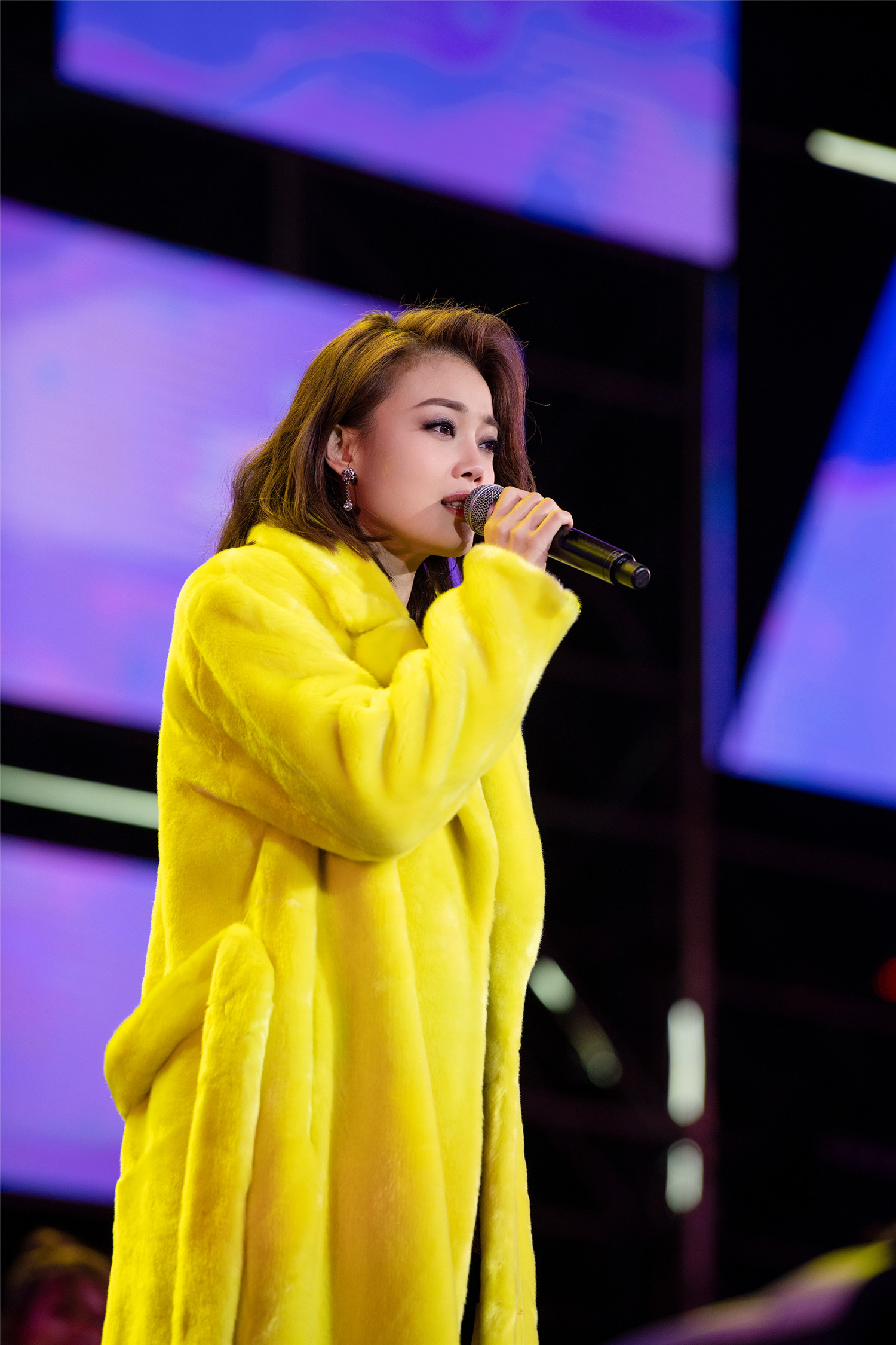 容祖儿压轴空降四川卫视跨年 "容式情歌"《长大》好听哭了!