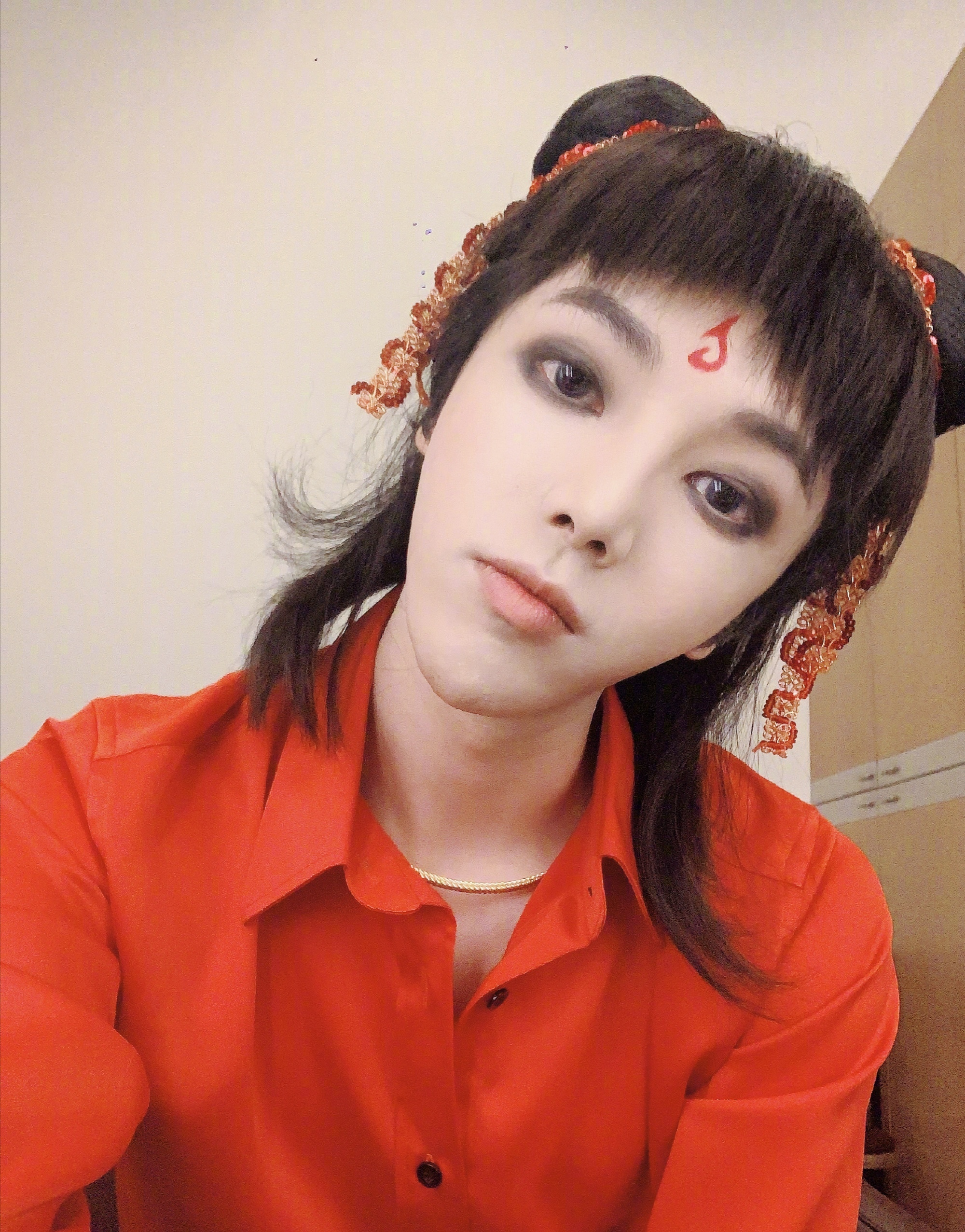 华晨宇华晨宇yu发布了自己在cos哪吒造型的九宫格自拍