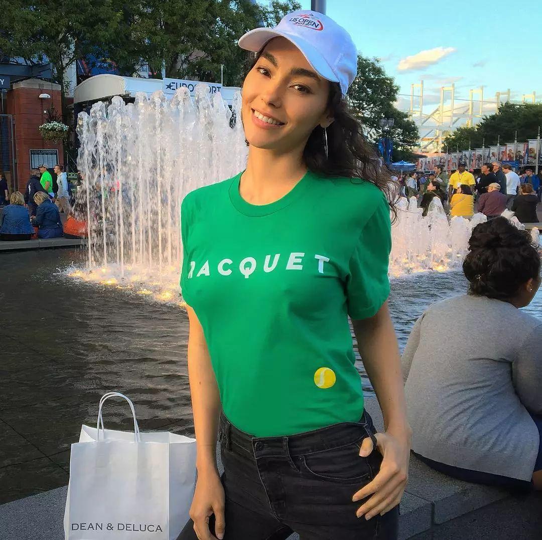 出席fila fusion 活动令人血脉喷张的穿搭一直是 adrianne ho 颇受