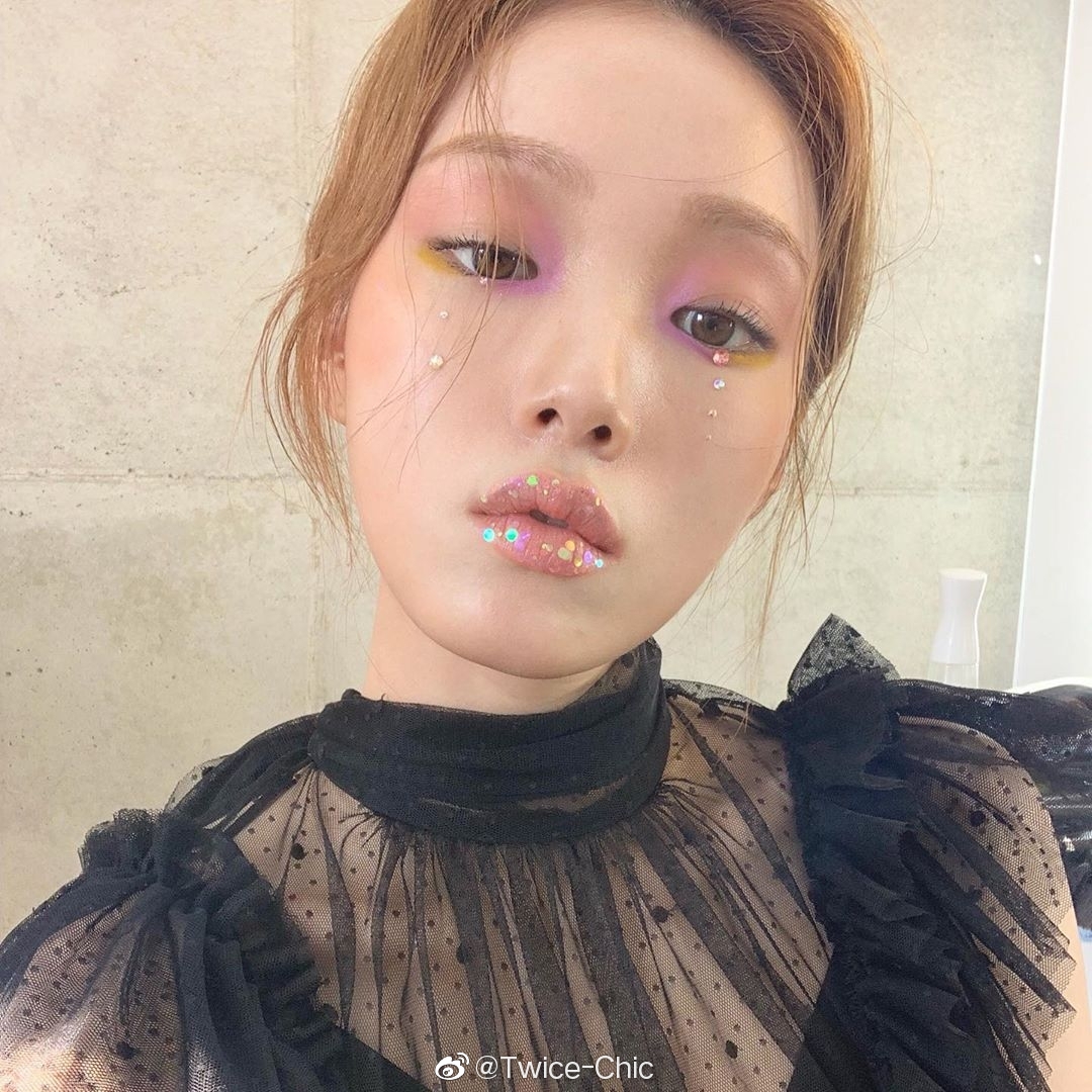 李圣经钻石眼泪妆容画报拍摄幕后,眼唇亮片与幻彩眼影同样闪亮