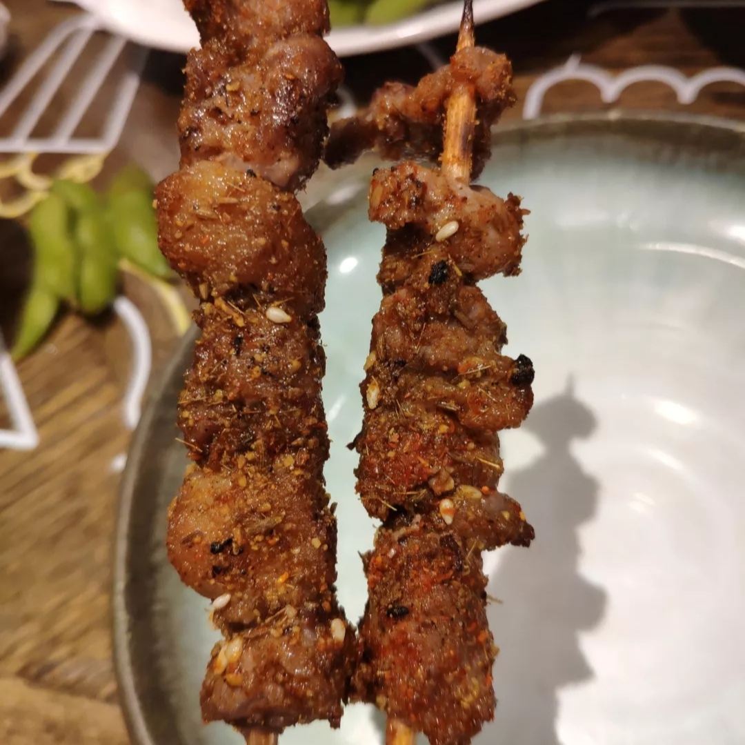 吃烤串也得荤素搭配来看看柳叶刀烧烤这家店的环境是真不错