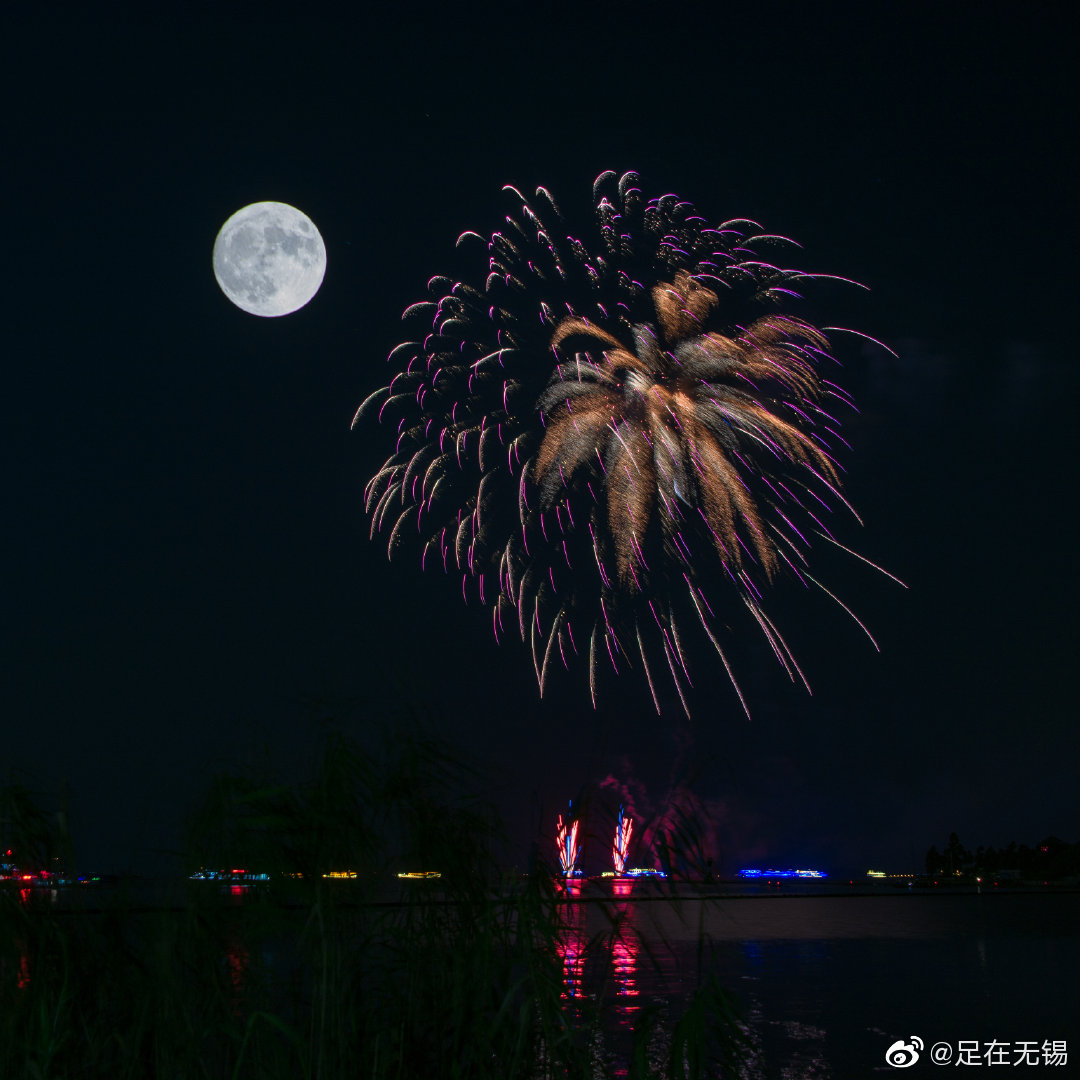 水上生明月,湖空舞焰花,十五的圆月中秋的礼焰