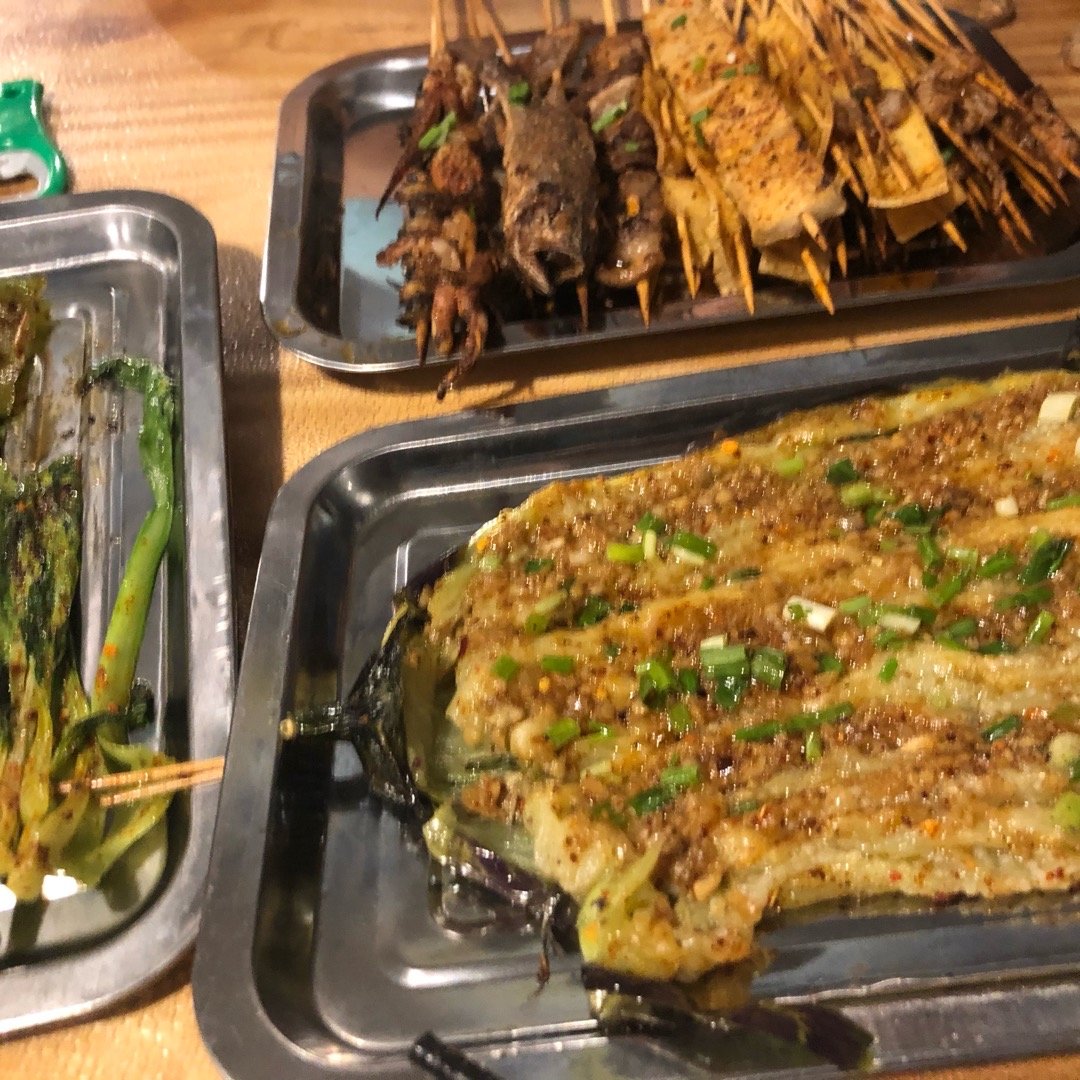 井冈山吃烧烤 跟室友出来吃点夜宵,这个啤酒劲真小