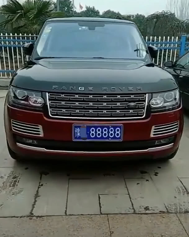 街头偶遇"红黑"路虎揽胜,当看到车牌号,不相信自己的眼睛!