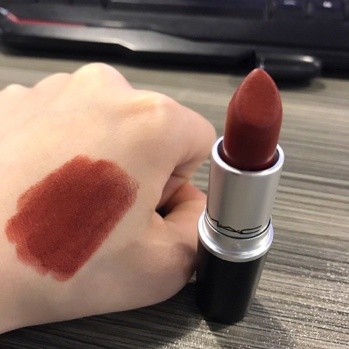 拿出一只冬天宝藏色号mac的marrakesh试色哑光质地,上色很均匀_高清