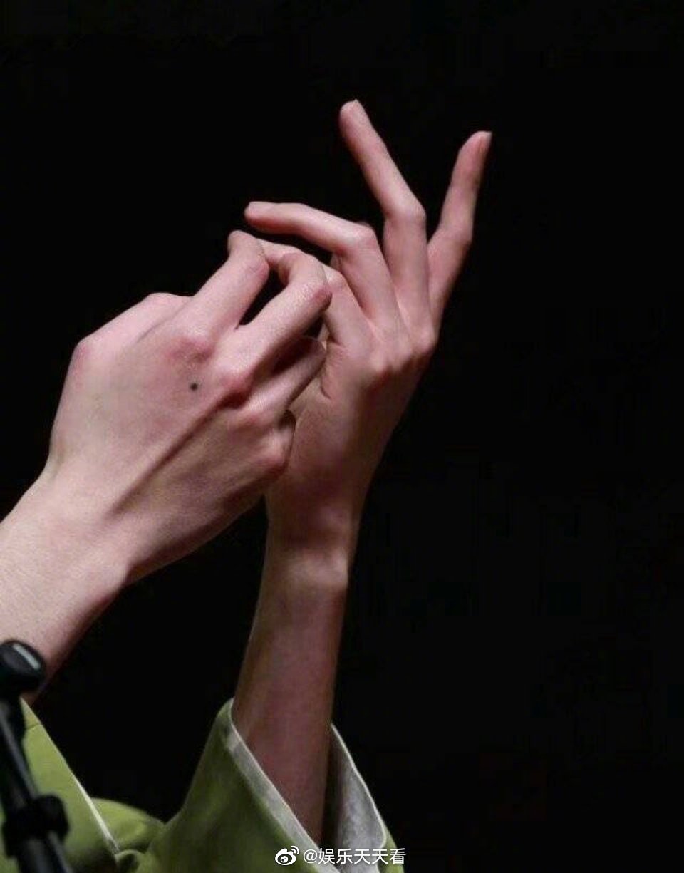 张云雷简直就是行走的手控福利!纤纤玉手,骨节分明