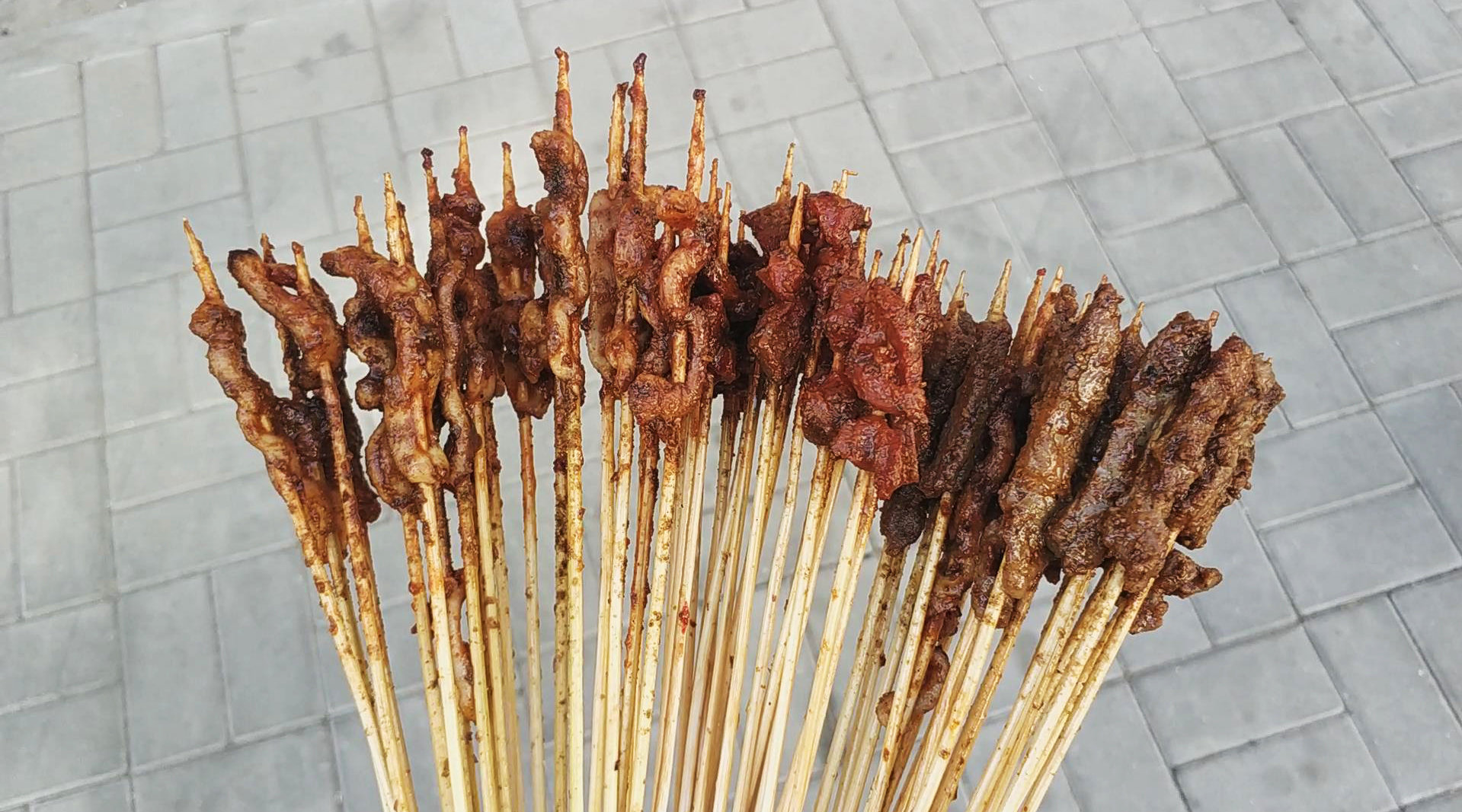 网友推荐正新鸡排的火爆小串,花三十元撸了60串,被辣得好过瘾