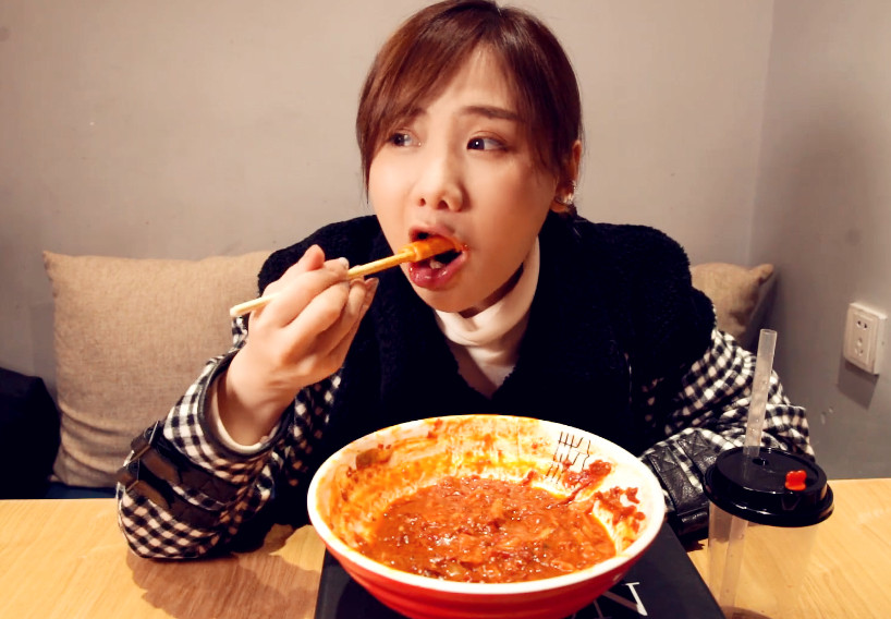 大胃王mini一顿吃8碗炒米粉,密子君只吃不到2碗,饭量比拼惨败