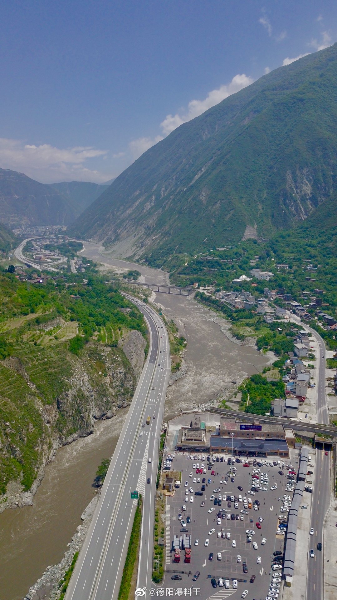 看新闻得知:受暴雨影响,都汶高速绵虒服务区进水严重|服务区|暴雨|山