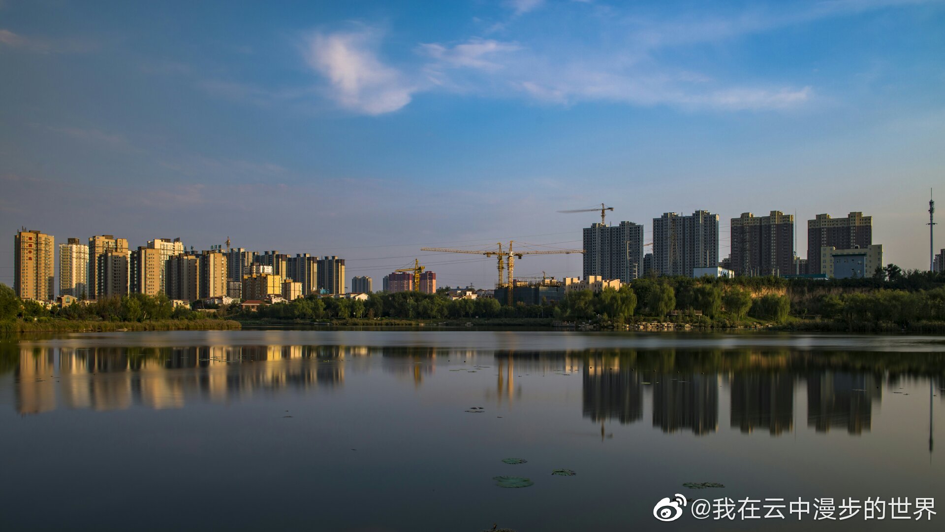 初秋的临汾涝洰河公园,风光旖旎