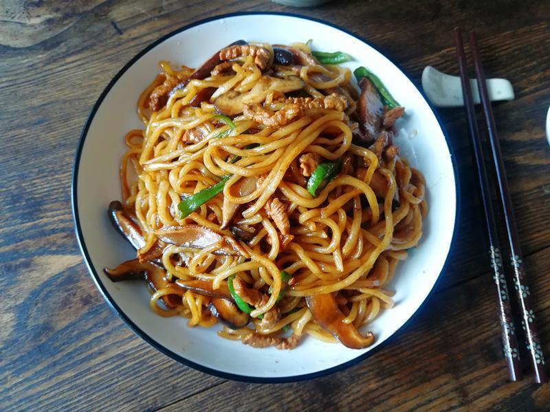 教你几个小技巧,在家做香菇肉丝炒面,味道比面馆大厨做的还香