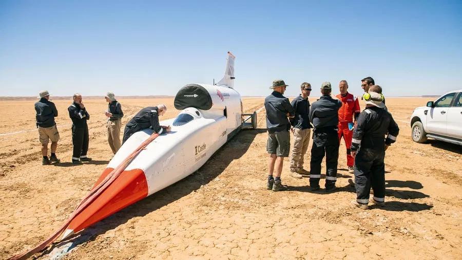 论速度快，汽车能跑赢飞机吗？