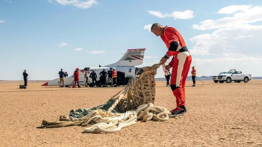 论速度快，汽车能跑赢飞机吗？