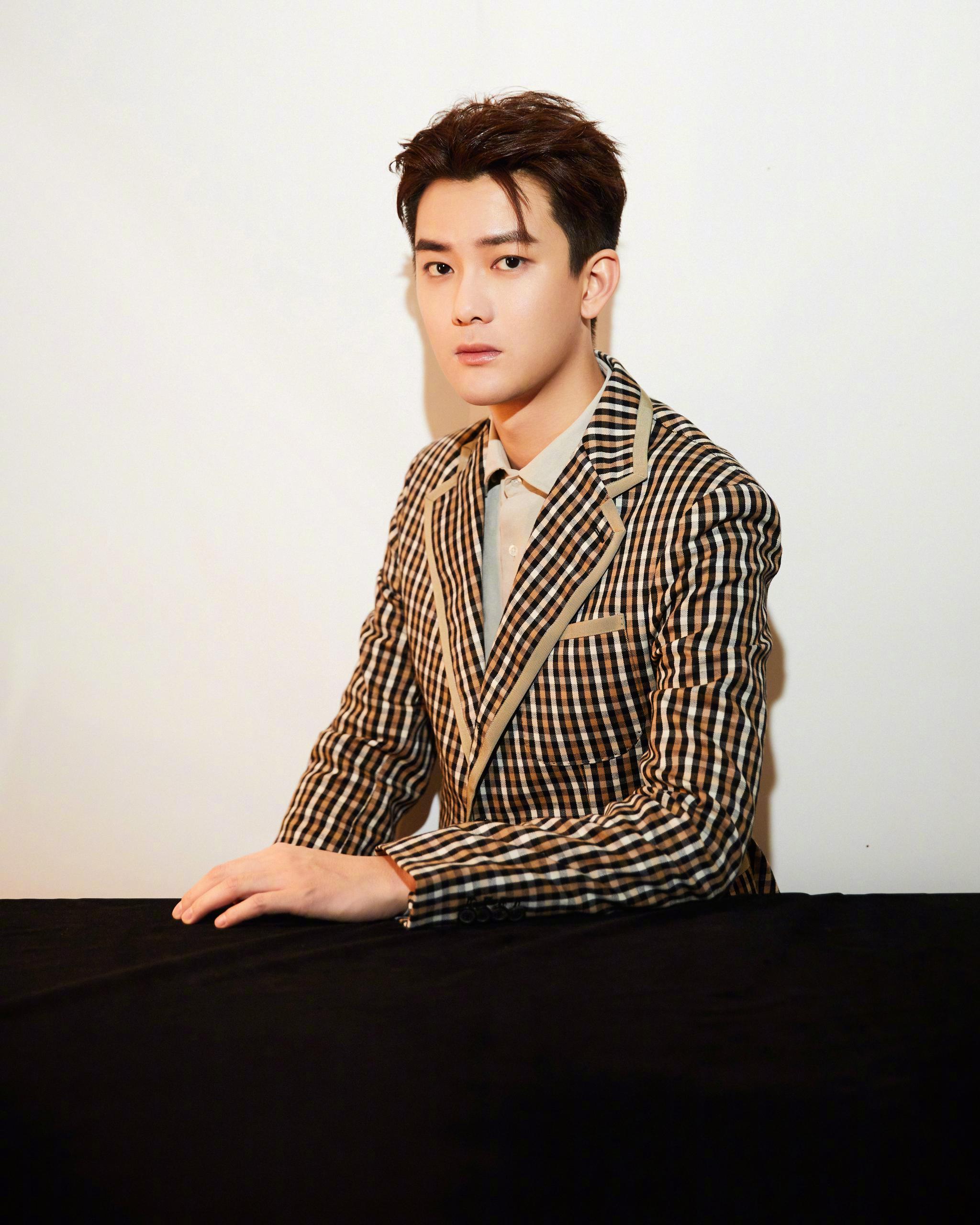 在嫣然天使儿童医院慈善晚宴上,@熊梓淇 身着棕色格纹西装出席