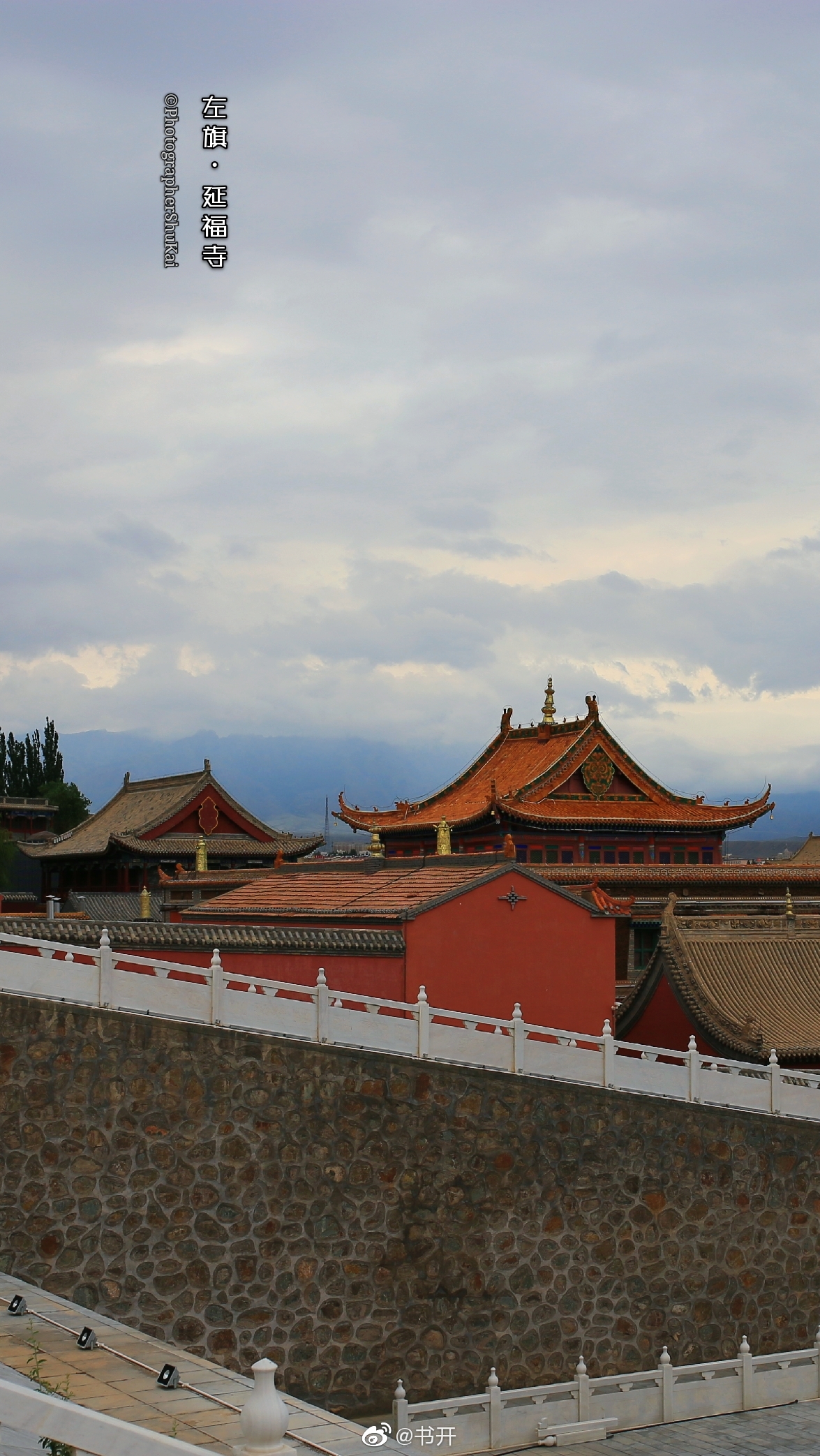 延福寺坐落在巴彦浩特镇王府街北侧