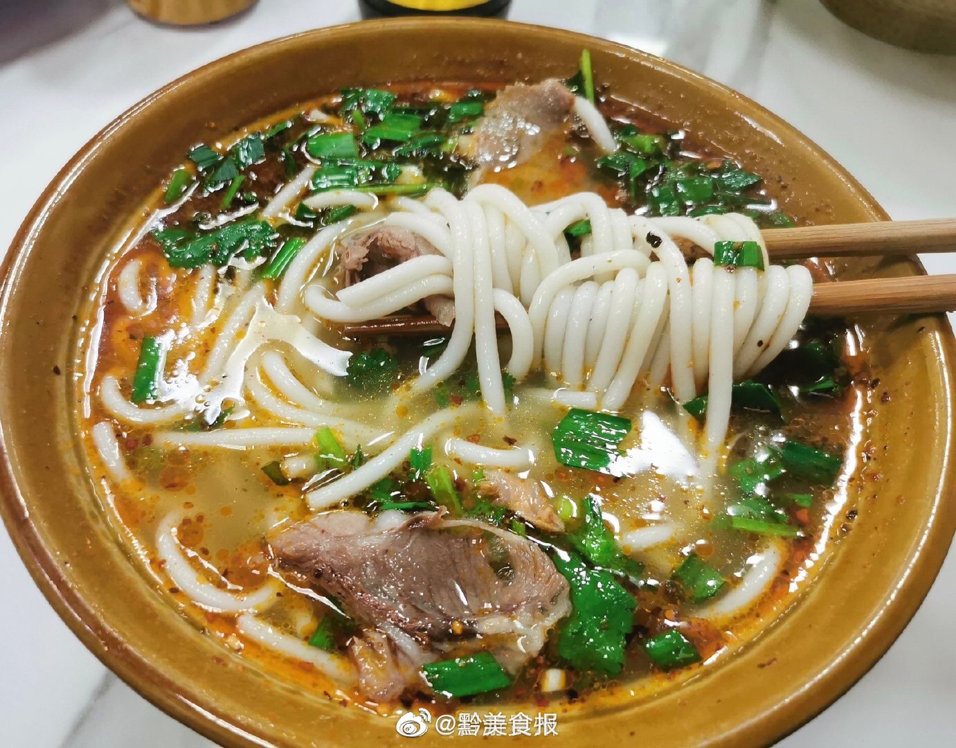 早餐一碗贵州遵义正宗的羊肉粉,汤底浓郁鲜香,米粉爽滑劲道,好吃