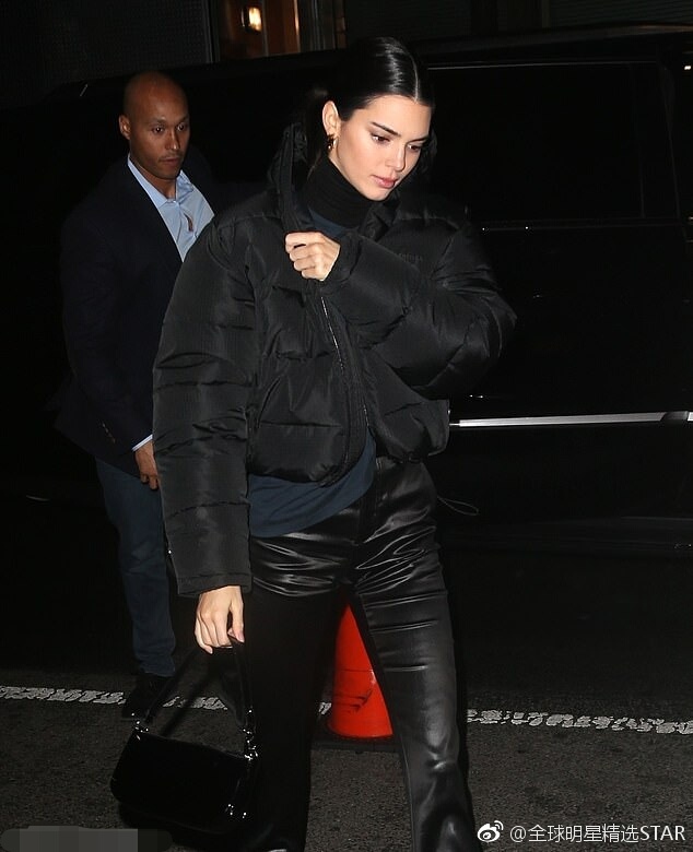 nba球星本西蒙斯和女友肯豆入住纽约酒店,如胶似漆似新婚