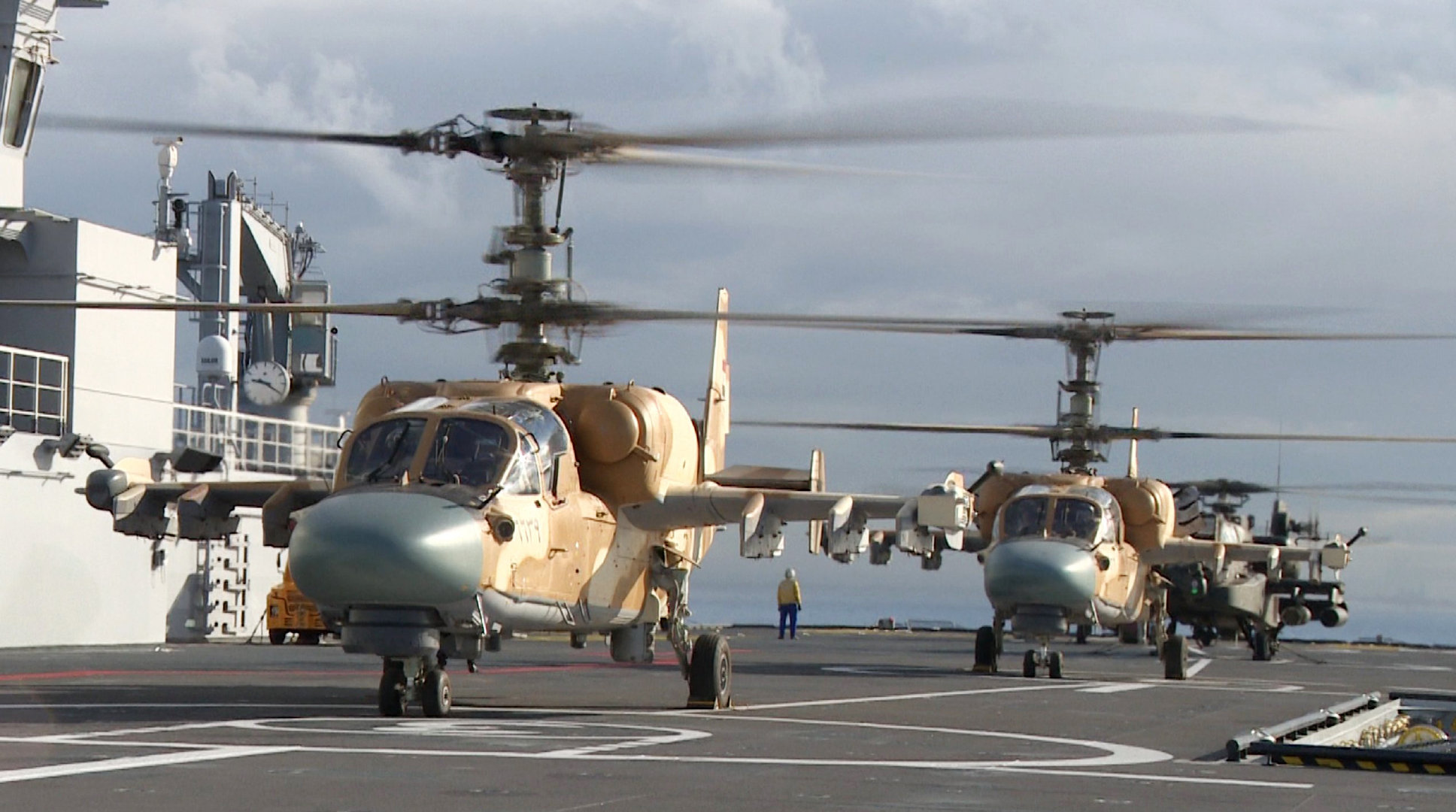 同时带阿帕奇和卡-52,好有排面.