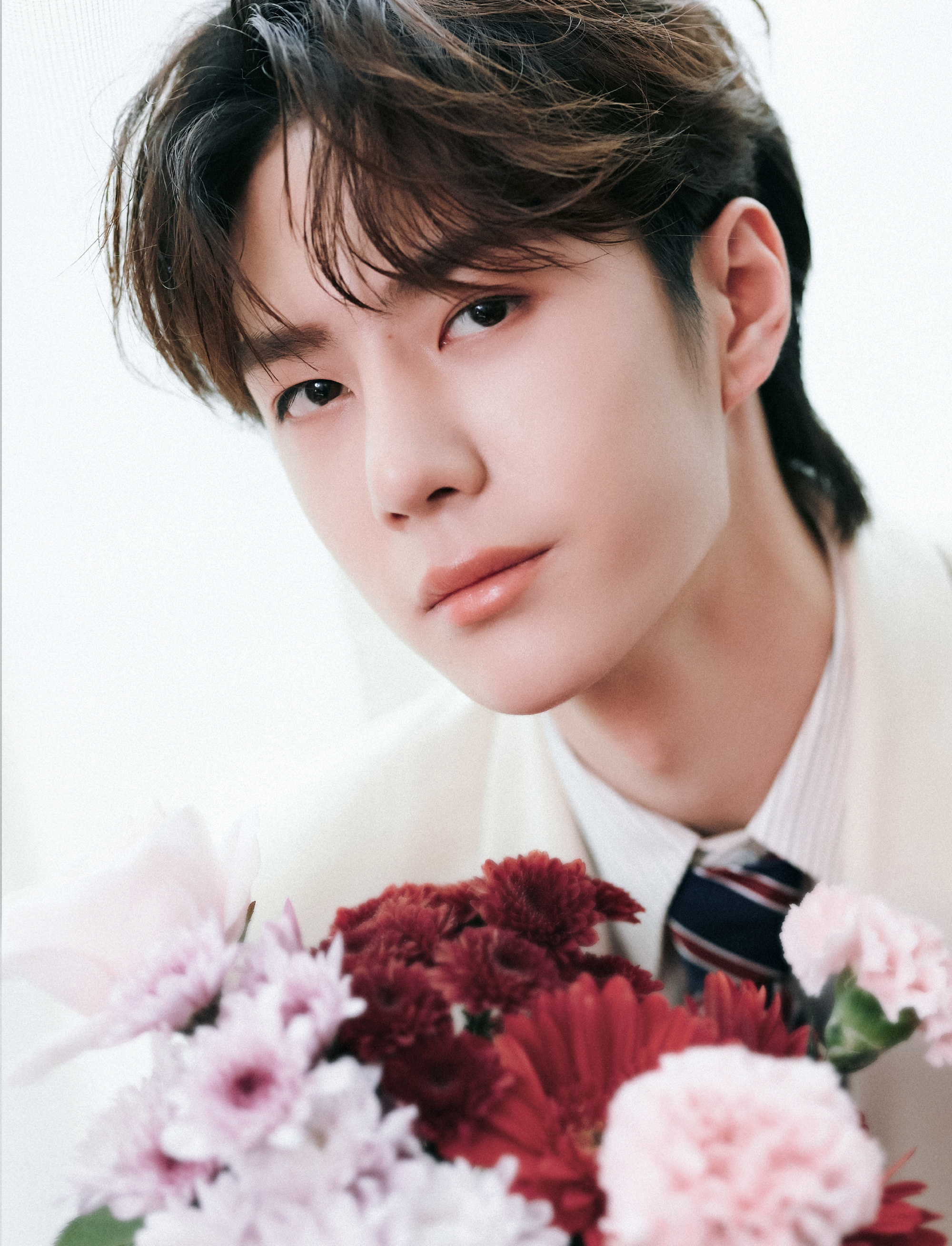 王一博湖南卫视春晚两套造型look~我们的金牌魔术师愿你在2020年拥有