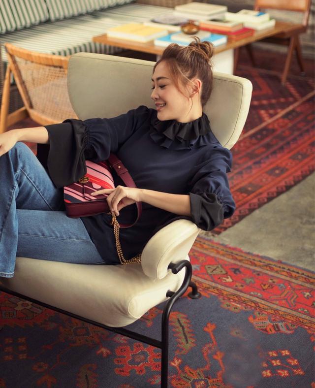 应采儿又来撒狗粮,藏蓝色衬衫配牛仔裤,同框陈小春甜似神仙眷侣