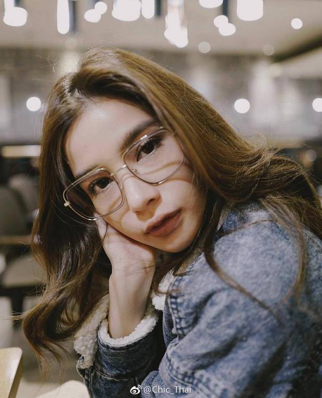 泰国女星vill 近日的韩国之旅秋冬穿搭借鉴性很高的两套搭配