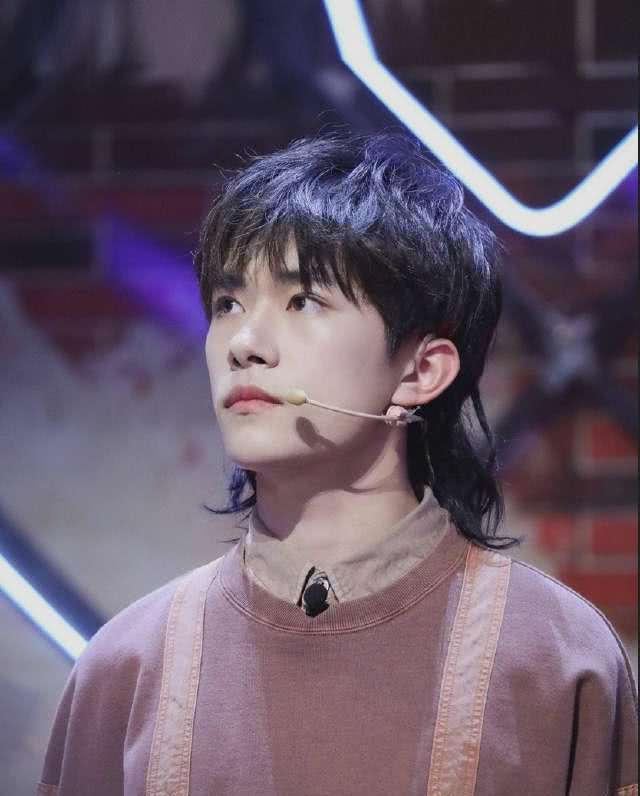 帅气的鲻鱼头发型,肖战也安排上了,搭配一身黑色西装太上头!