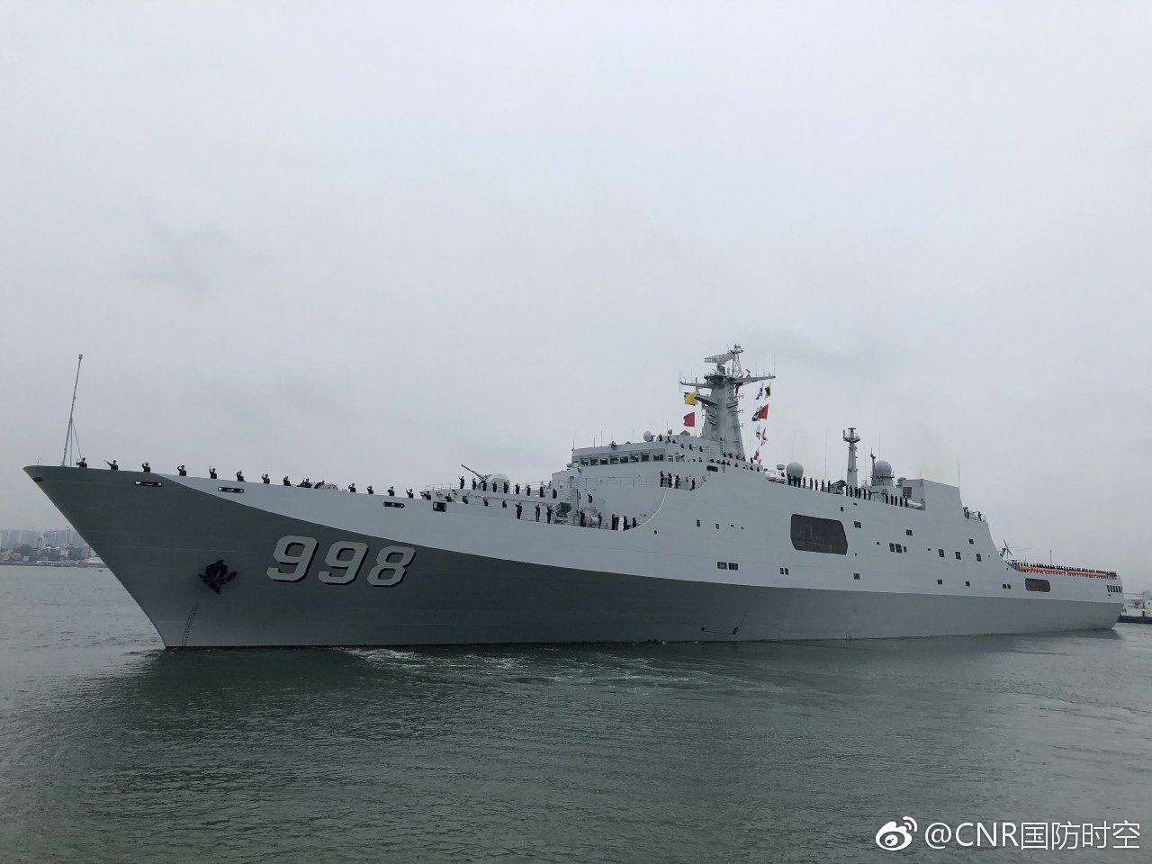 指挥员邵曙光,张家柬向南部战区海军首长报告后,编队舰艇缓缓驶离码头