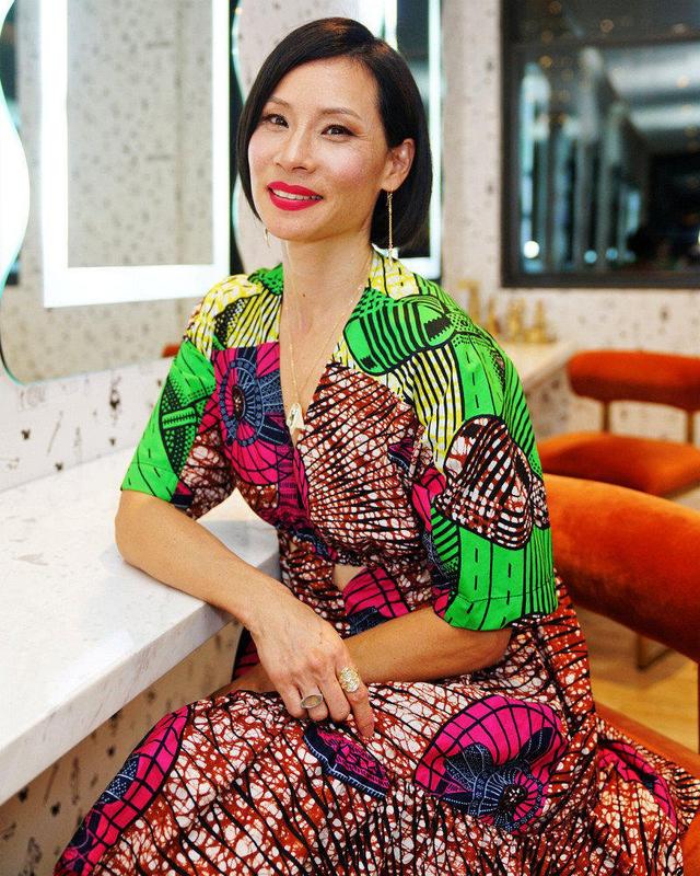 穿红色连衣裙亮相,波波头短发减龄又不失优雅感