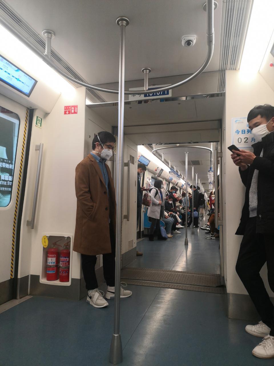 周一,早高峰的成都地铁,一号线人流量稍多,其他线路人较少