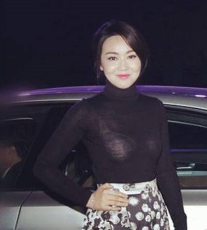 47岁闫妮身穿黑色透明上衣,白色内衣暴露,网友:赤裸裸的诱惑