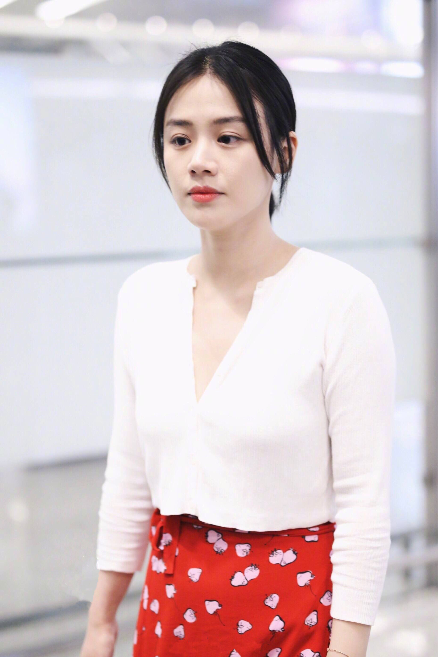 马思纯最新机场秀时尚街拍身穿波点红裙太好看了