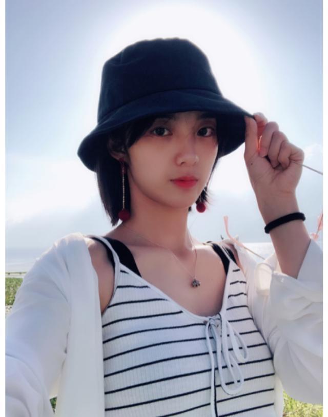 外星女生柴小七万鹏不仅剧里呆萌可爱剧外也是甜美小姐姐