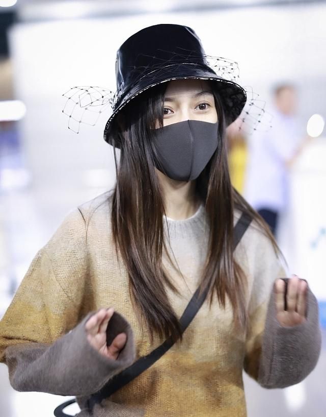 baby赴巴黎时装周,戴渔夫帽黑口罩打扮严实