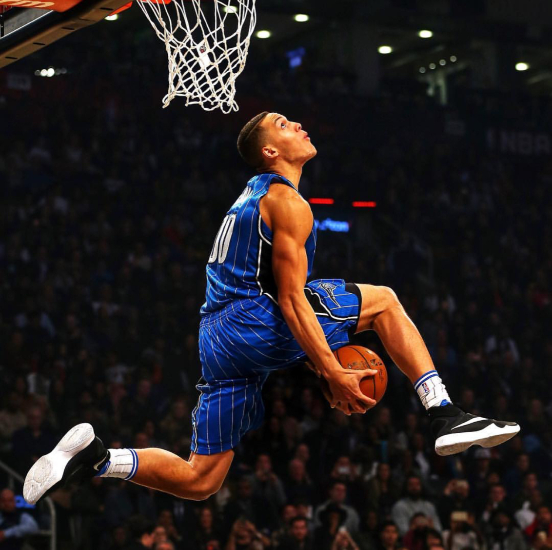 2016年的今天,拉文和戈登为我们奉献了一场精彩绝伦的扣篮表演!