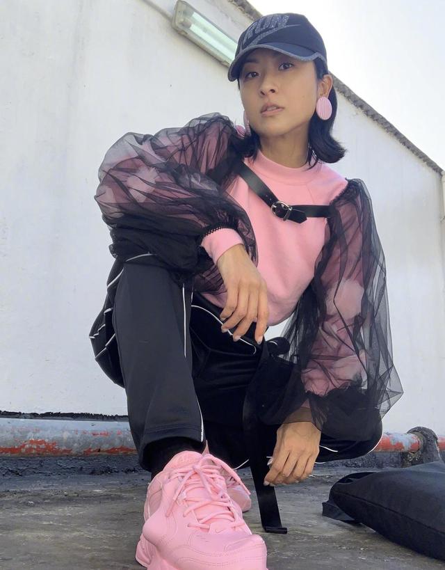 陈奕迅老婆徐濠萦真另类卫衣配贝雷帽好酷这鞋子是要上太空吗