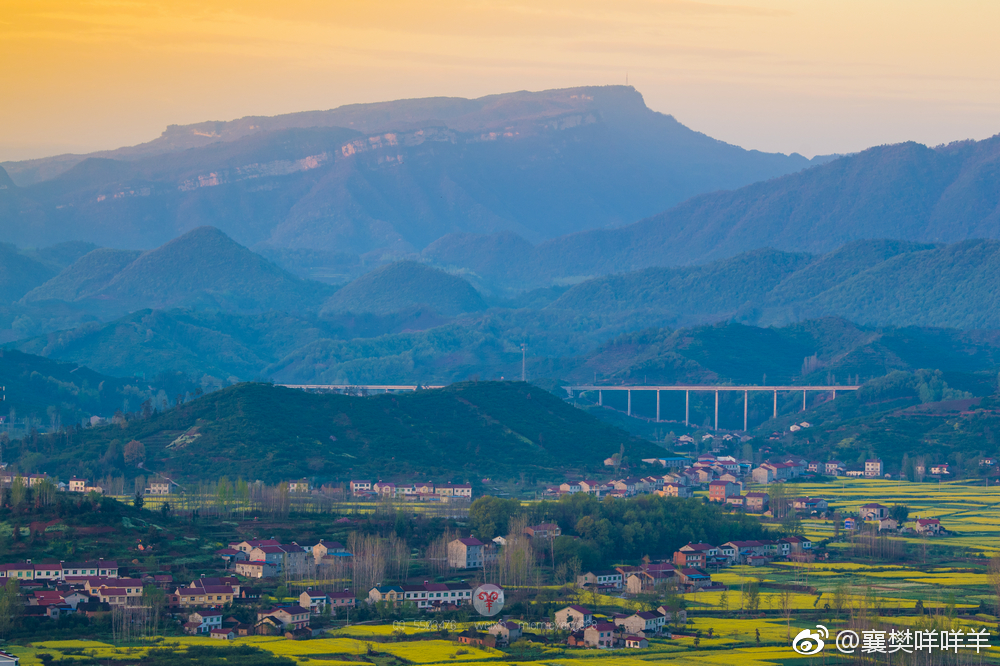 位于湖北南漳县的峡口村四面青山环绕中间平缓一条沮河穿村而过