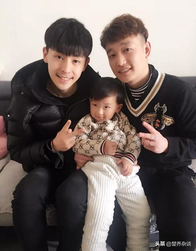 邓伦回庄里获三年二班同学接送苟富贵勿相忘