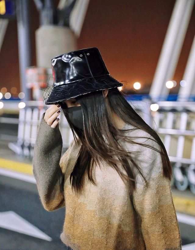 baby赴巴黎时装周,戴渔夫帽黑口罩打扮严实