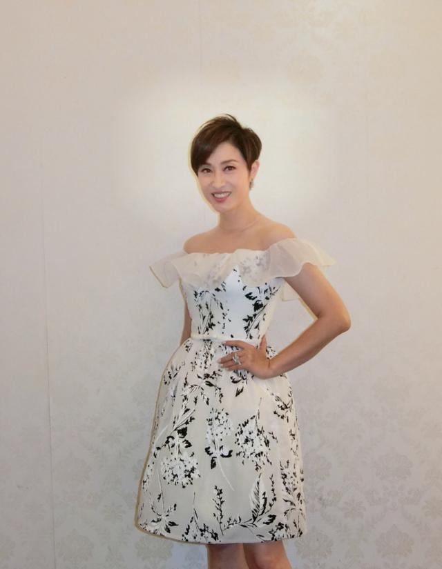 陈法蓉也太嫩了吧,穿一字肩连衣裙配短发亮相,52岁还像个小公主