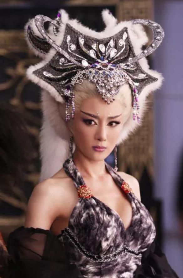 演过妲己的女星,有12名,其中10个美到发光,但只有她媚到骨子里