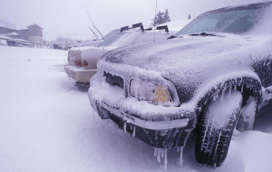一场大雪盖住了汽车,南方人搞不懂北方人为什么这样做!