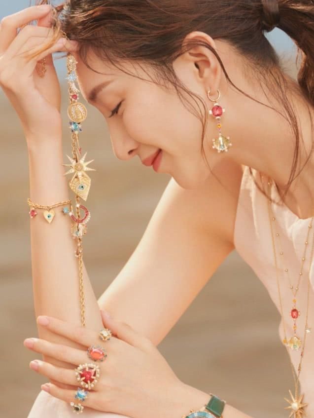 江疏影天生仙女气质一只手戴5个彩色宝石戒指丝毫不俗气