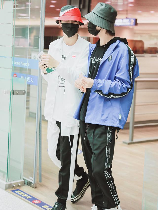 朱正廷陈立农机场偶遇,穿运动装秀"团魂",真默契