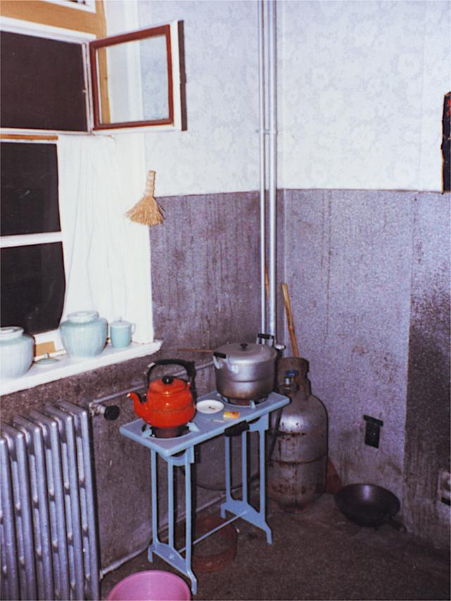 【外教公寓的厨房,液化灶具.