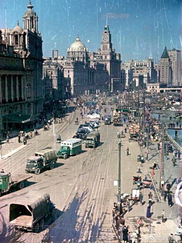1949年上海刚刚解放时的场景:秩序井然,市民热烈欢迎解放军入城_高清