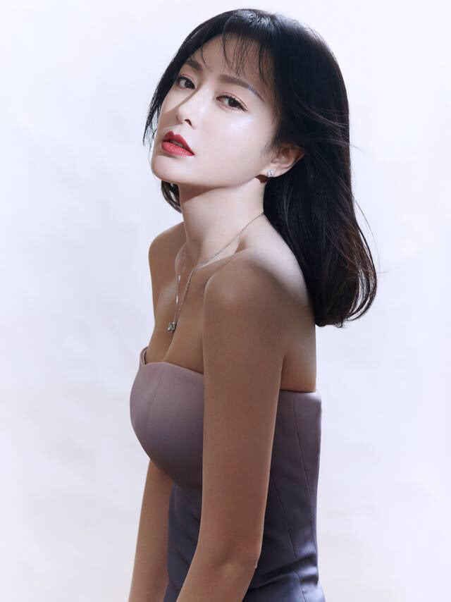 秦岚穿着太过"胆大",身穿低胸连衣裙亮相,惊现"事业线"