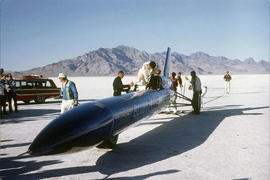 论速度快，汽车能跑赢飞机吗？