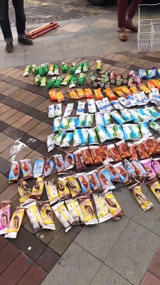 真好!济南一商店把雪糕摆地上,路人随便吃但不能拿走