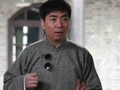 因《炊事班的故事》走红,娶大6岁妻子,现已经功成名就