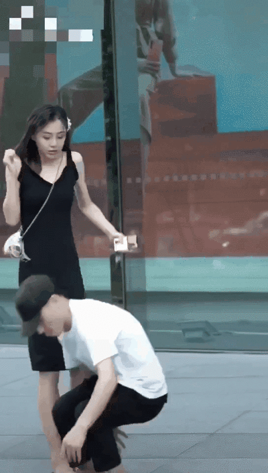 直接来个180°过肩摔呢!好期待女朋友是个练家子,没有惊喜只有惊悚吧?